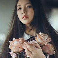 拿玫瑰花的女生头像
